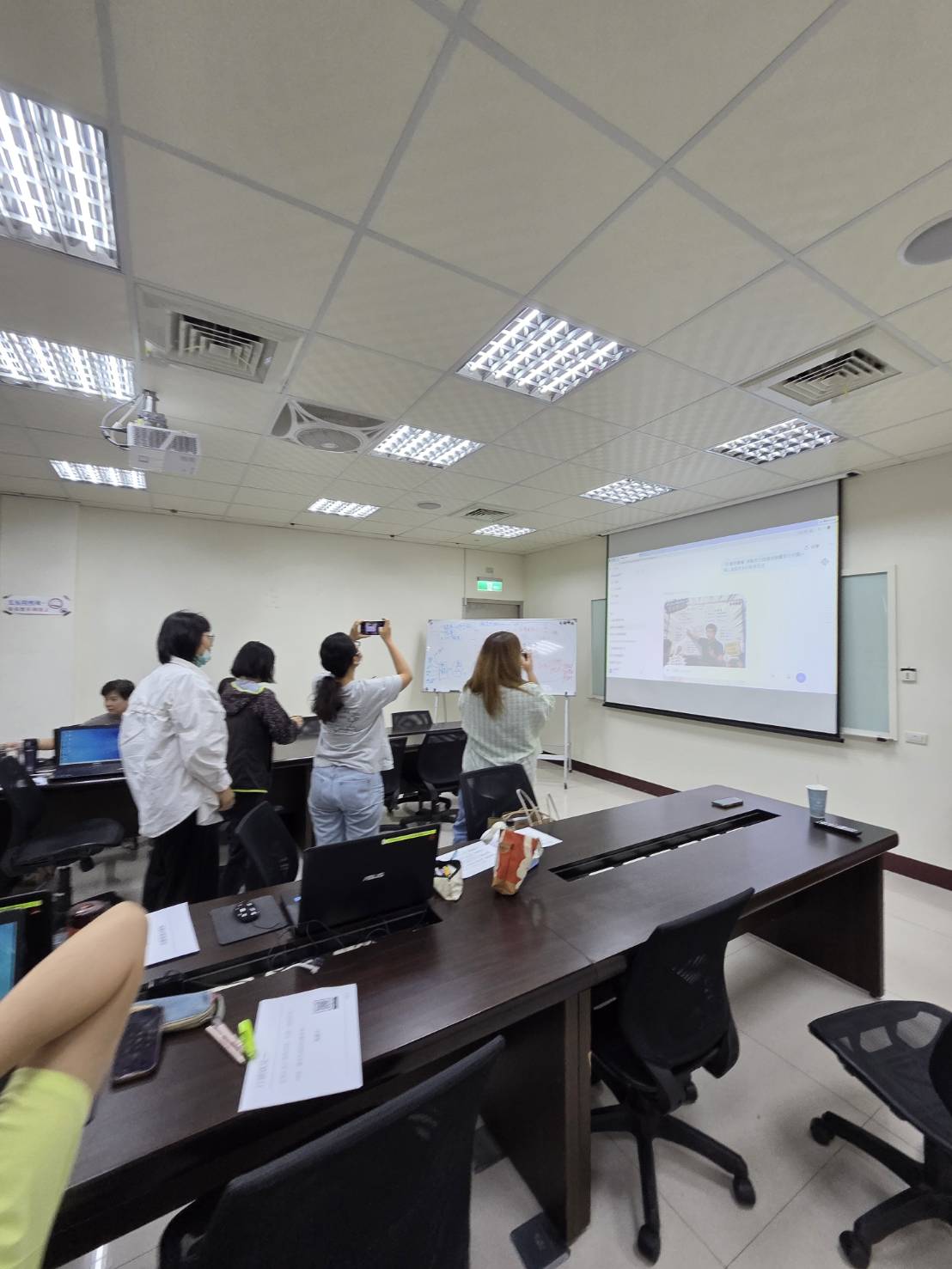 苗栗縣政府AI課程現場學員拍攝黃震宇小胖老師AI行銷與行銷文案課程白板